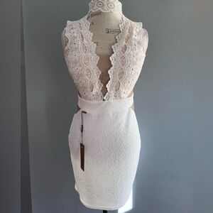 NWT Stunning Dreamy Elegant Lace Cream White Dress size M.
